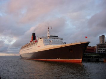 016 QE2 at New Cruise Liner terminal